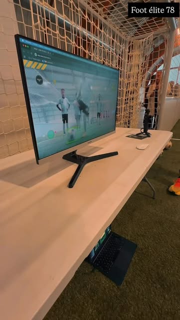 Un écran d’analyse au bord d’un terrain intérieur